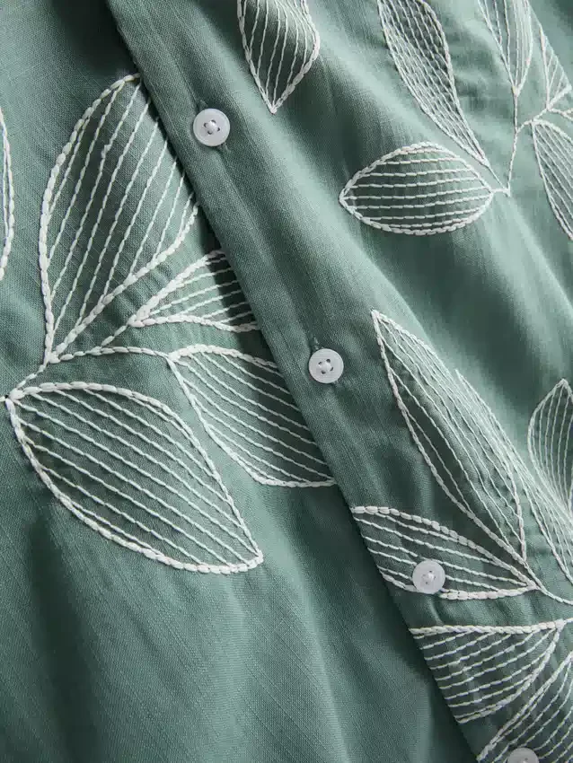 Kurzärmeliges Button-Down-Hemd mit Blattstickerei Kurzärmeliges Button-Down-Hemd mit Blattstickerei