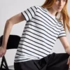 Kurzärmeliges, gestreiftes T-Shirt mit Rundhalsausschnitt Kurzärmeliges, gestreiftes T-Shirt mit Rundhalsausschnitt