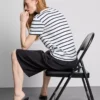 Kurzärmeliges, gestreiftes T-Shirt mit Rundhalsausschnitt Kurzärmeliges, gestreiftes T-Shirt mit Rundhalsausschnitt