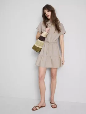 Kurzärmeliges, gestuftes Minikleid