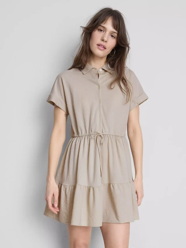 Kurzärmeliges, gestuftes Minikleid Kurzärmeliges, gestuftes Minikleid