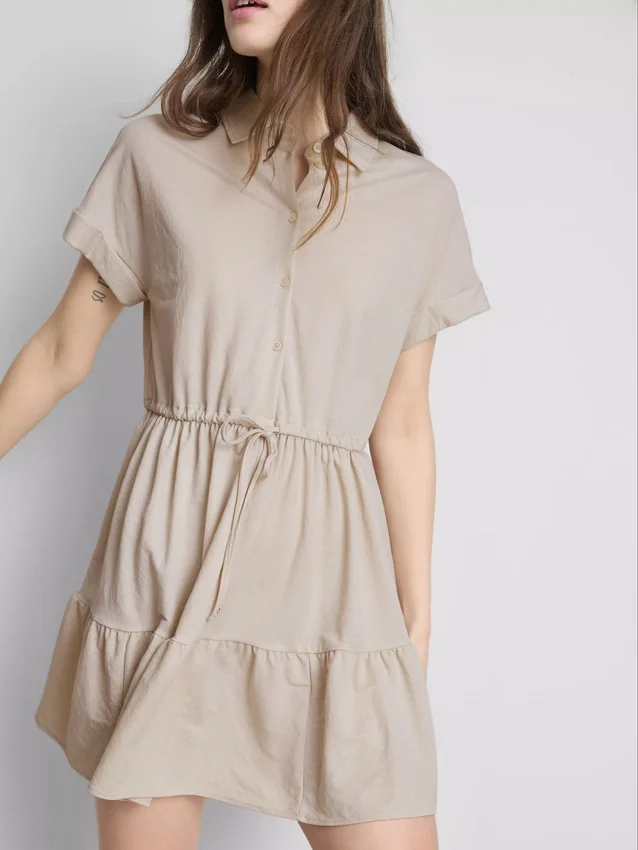 Kurzärmeliges, gestuftes Minikleid Kurzärmeliges, gestuftes Minikleid