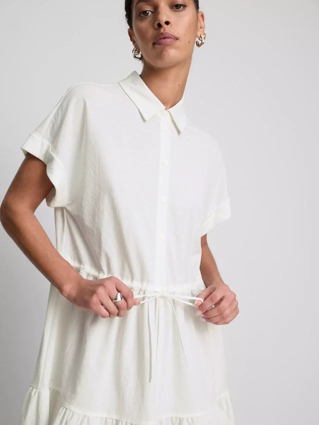 Kurzärmeliges, gestuftes Minikleid Kurzärmeliges, gestuftes Minikleid