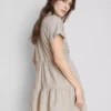 Kurzärmeliges, gestuftes Minikleid Kurzärmeliges, gestuftes Minikleid