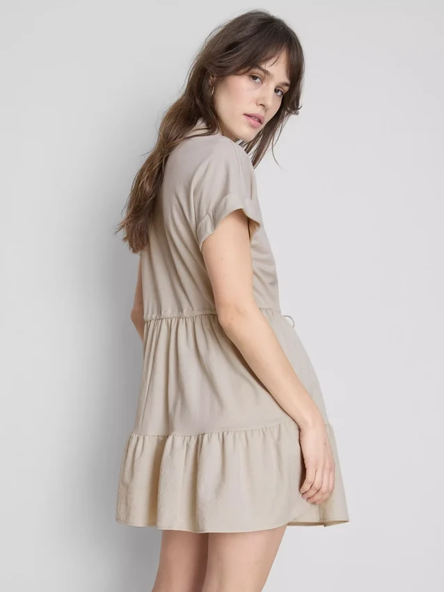 Kurzärmeliges, gestuftes Minikleid Kurzärmeliges, gestuftes Minikleid