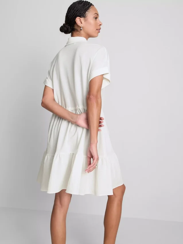 Kurzärmeliges, gestuftes Minikleid Kurzärmeliges, gestuftes Minikleid