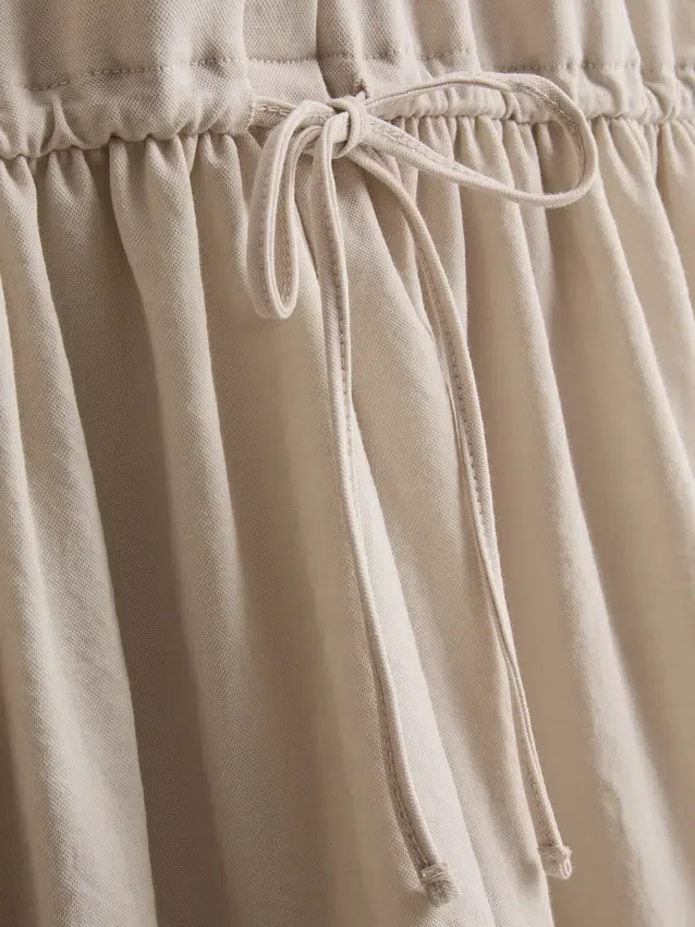 Kurzärmeliges, gestuftes Minikleid Kurzärmeliges, gestuftes Minikleid