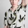 Kurzärmeliges Hemd mit Knopfleiste und botanischem Muster Kurzärmeliges Hemd mit Knopfleiste und botanischem Muster