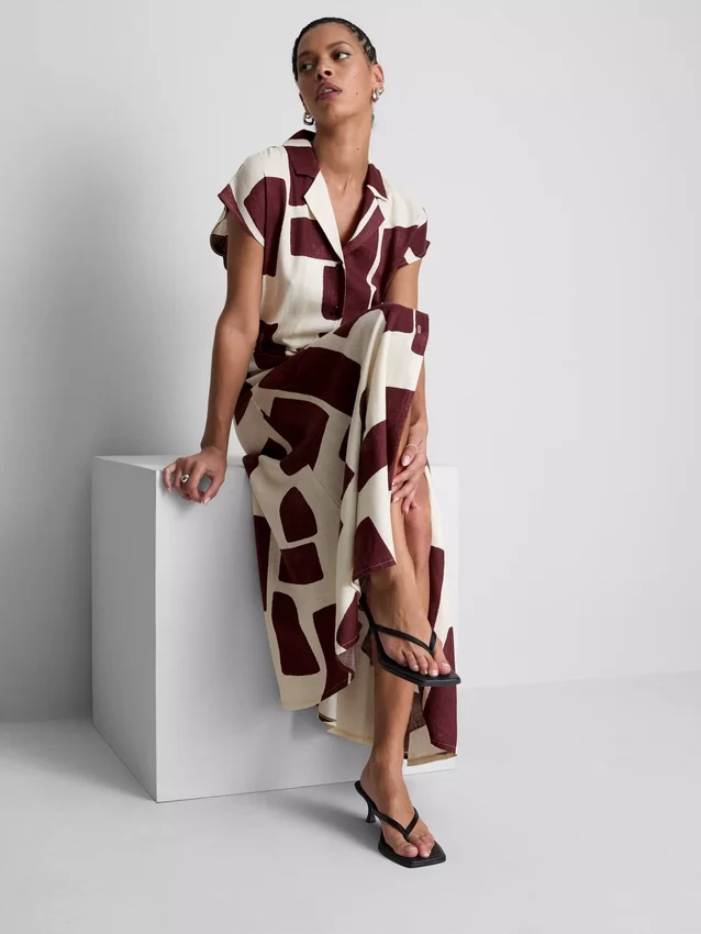 Kurzärmeliges Midi-Shirt-Kleid Kurzärmeliges Midi-Shirt-Kleid