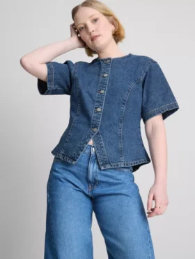 Kurzärmeliges Oberteil aus Baumwoll-Denim mit tailliertem Schnitt