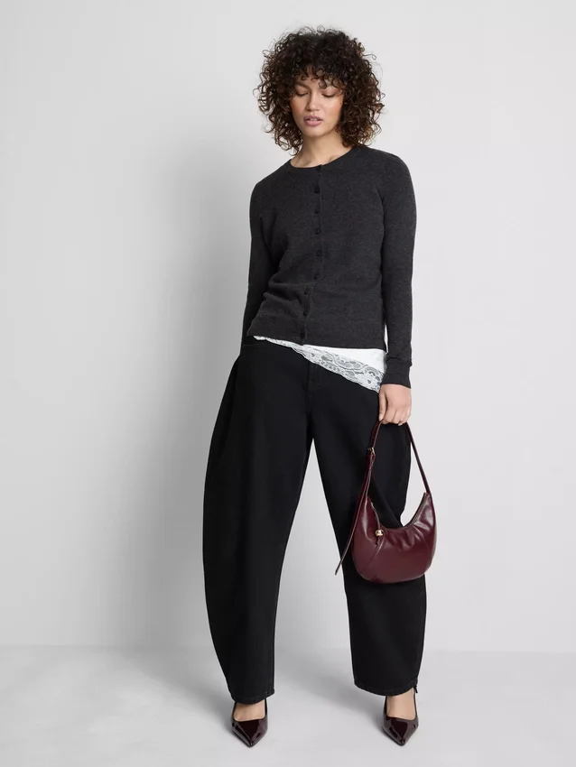 Langärmelige Strickjacke mit Rundhalsausschnitt Langärmelige Strickjacke mit Rundhalsausschnitt