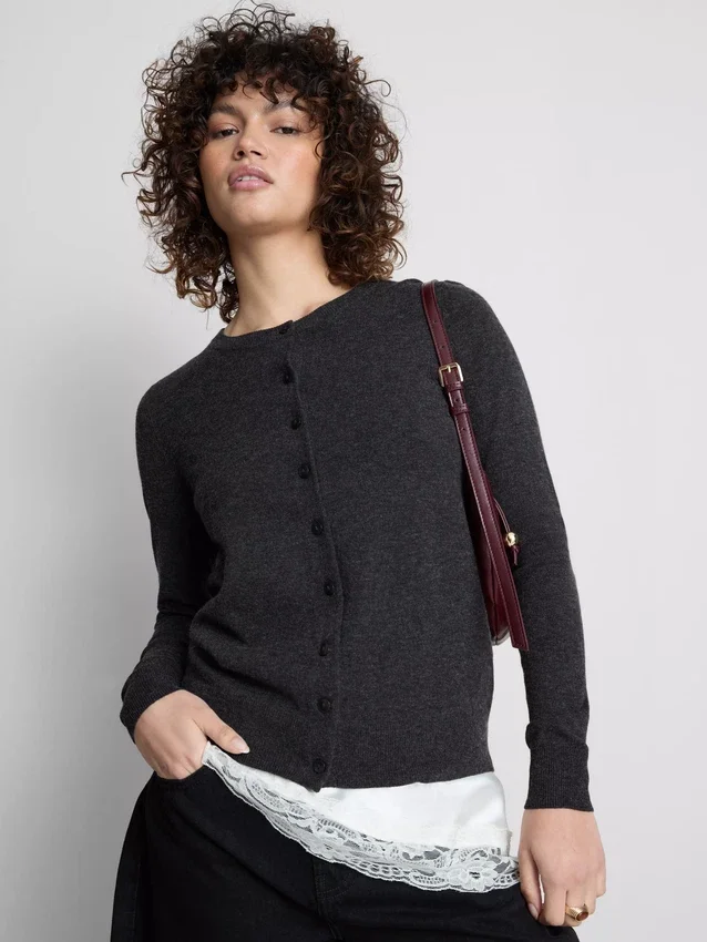 Langärmelige Strickjacke mit Rundhalsausschnitt Langärmelige Strickjacke mit Rundhalsausschnitt