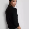 Langärmelige Strickjacke mit Rundhalsausschnitt Langärmelige Strickjacke mit Rundhalsausschnitt