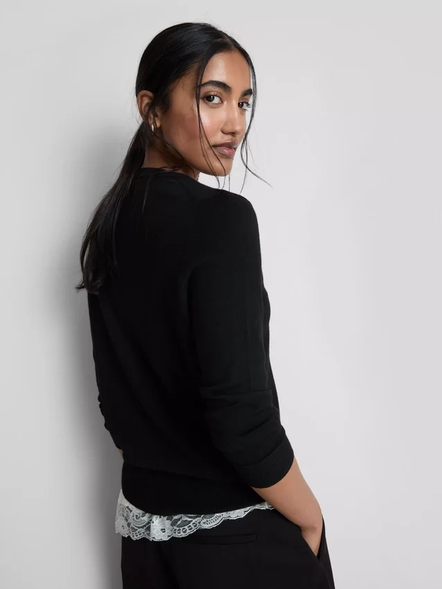 Langärmelige Strickjacke mit Rundhalsausschnitt Langärmelige Strickjacke mit Rundhalsausschnitt