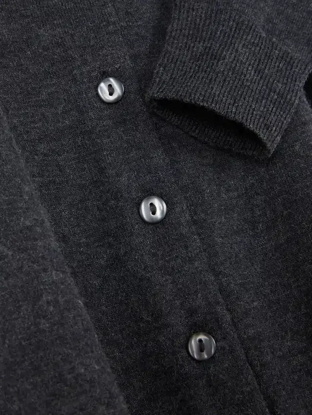 Langärmelige Strickjacke mit Rundhalsausschnitt Langärmelige Strickjacke mit Rundhalsausschnitt