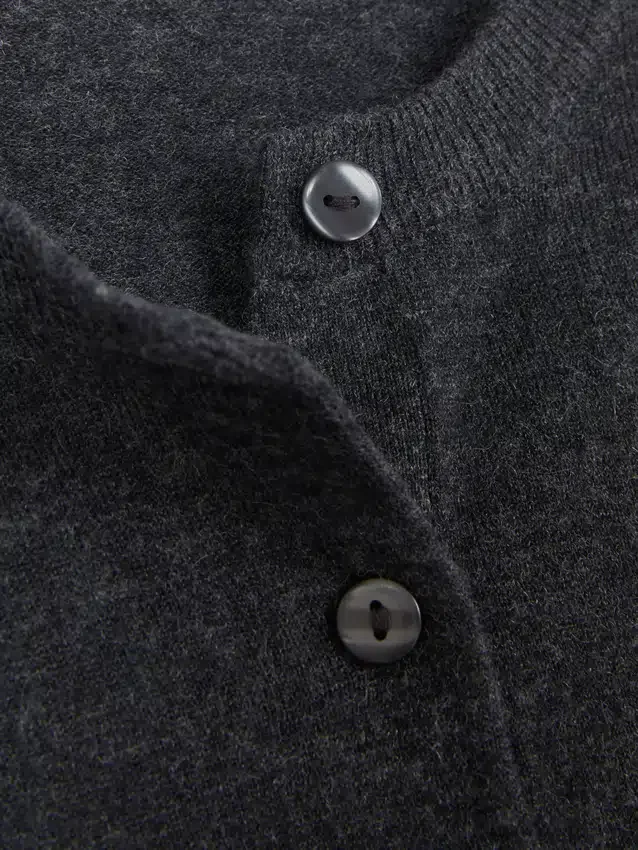 Langärmelige Strickjacke mit Rundhalsausschnitt Langärmelige Strickjacke mit Rundhalsausschnitt