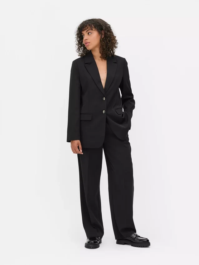 Lila Blazer mit einreihigem Verschluss Lila Blazer mit einreihigem Verschluss