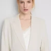 Lila Blazer mit einreihigem Verschluss Lila Blazer mit einreihigem Verschluss