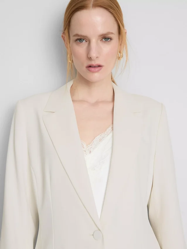 Lila Blazer mit einreihigem Verschluss Lila Blazer mit einreihigem Verschluss