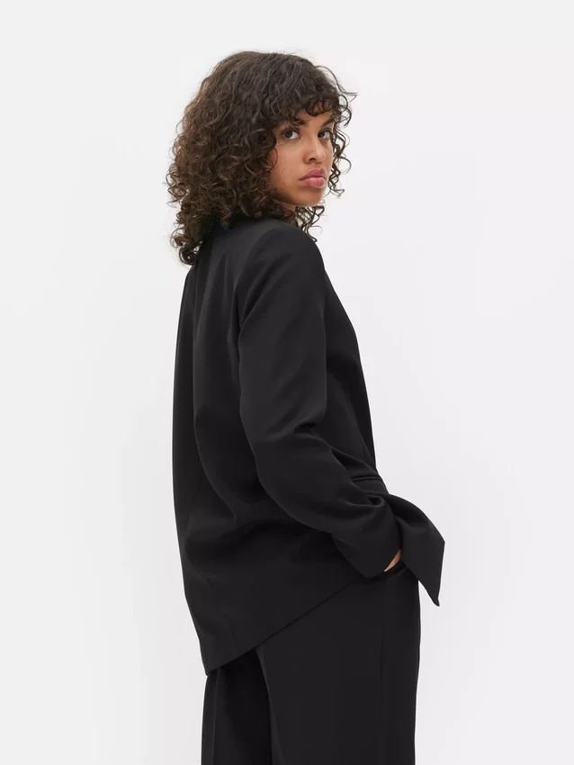 Lila Blazer mit einreihigem Verschluss Lila Blazer mit einreihigem Verschluss