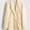 Lila Blazer mit einreihigem Verschluss Lila Blazer mit einreihigem Verschluss