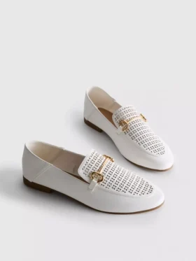 Loafer aus Kunstleder mit lasergeschnittenem Trensenzaum-Motiv
