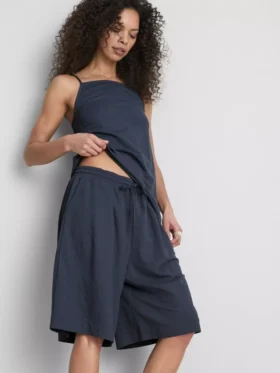 Locker sitzende Bermudashorts mit Struktur