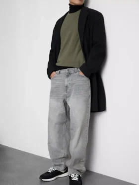 Locker sitzende Jeans mit mittlerer Leibhöhe und geradem Bein