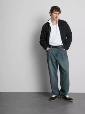 Locker sitzende Jeans mit mittlerer Leibhöhe und geradem Bein