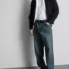 Locker sitzende Jeans mit mittlerer Leibhöhe und geradem Bein Locker sitzende Jeans mit mittlerer Leibhöhe und geradem Bein
