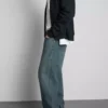 Locker sitzende Jeans mit mittlerer Leibhöhe und geradem Bein Locker sitzende Jeans mit mittlerer Leibhöhe und geradem Bein