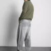 Locker sitzende Jeans mit mittlerer Leibhöhe und geradem Bein