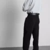 Locker sitzende Jeans mit mittlerer Leibhöhe und geradem Bein