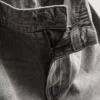 Locker sitzende Jeans mit mittlerer Leibhöhe und geradem Bein