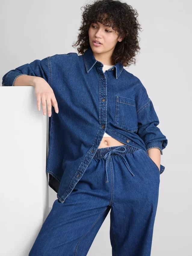 Locker sitzendes Baumwoll-Denim-Hemd mit Knopfleiste Locker sitzendes Baumwoll-Denim-Hemd mit Knopfleiste