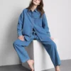 Locker sitzendes Baumwoll-Denim-Hemd mit Knopfleiste Locker sitzendes Baumwoll-Denim-Hemd mit Knopfleiste