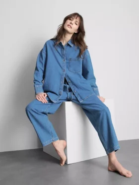 Locker sitzendes Baumwoll-Denim-Hemd mit Knopfleiste