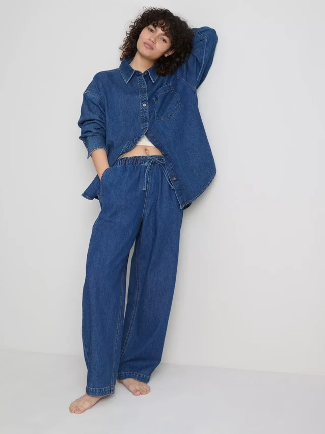 Locker sitzendes Baumwoll-Denim-Hemd mit Knopfleiste Locker sitzendes Baumwoll-Denim-Hemd mit Knopfleiste