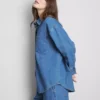 Locker sitzendes Baumwoll-Denim-Hemd mit Knopfleiste Locker sitzendes Baumwoll-Denim-Hemd mit Knopfleiste