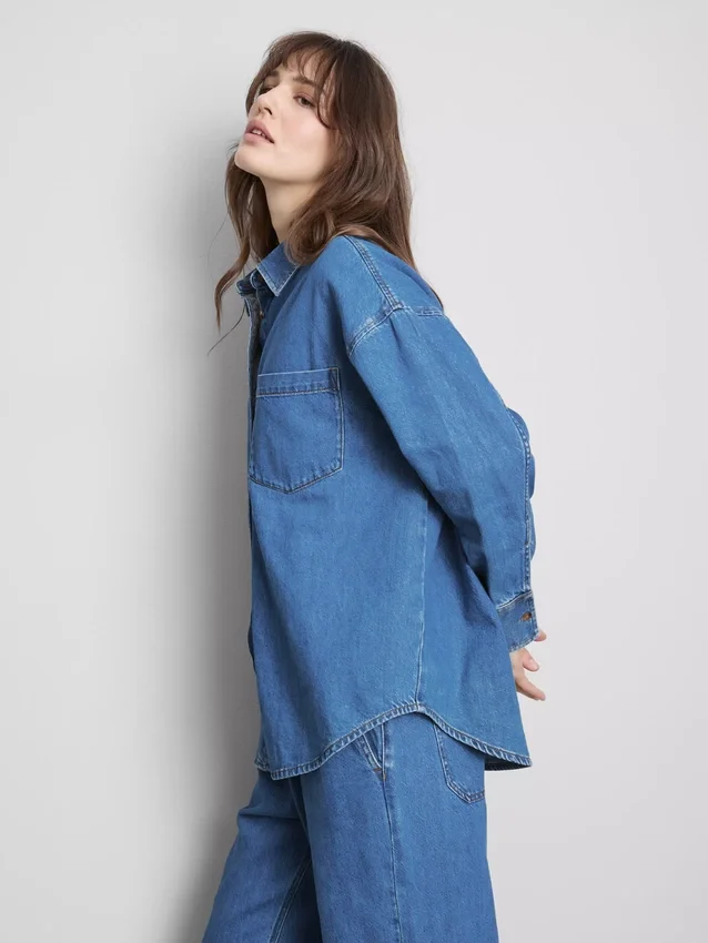 Locker sitzendes Baumwoll-Denim-Hemd mit Knopfleiste Locker sitzendes Baumwoll-Denim-Hemd mit Knopfleiste