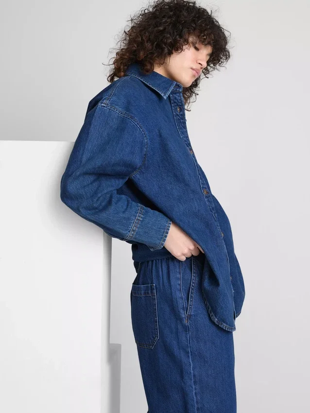 Locker sitzendes Baumwoll-Denim-Hemd mit Knopfleiste Locker sitzendes Baumwoll-Denim-Hemd mit Knopfleiste