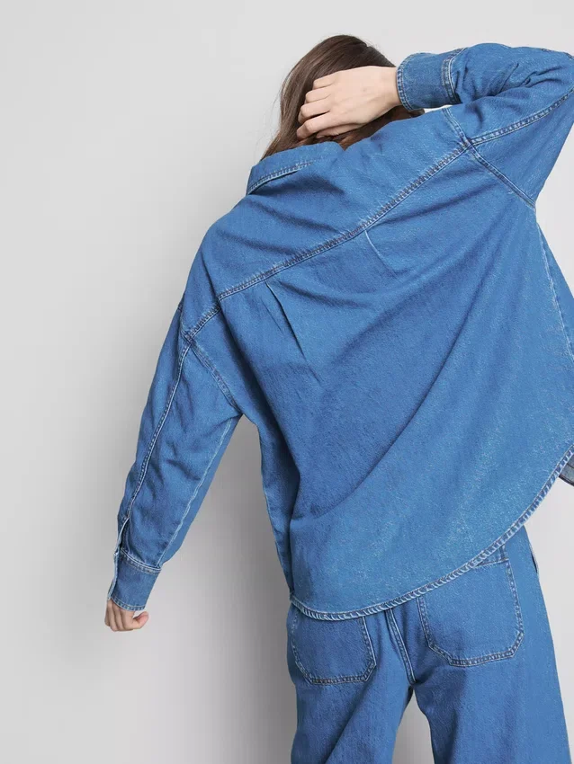 Locker sitzendes Baumwoll-Denim-Hemd mit Knopfleiste Locker sitzendes Baumwoll-Denim-Hemd mit Knopfleiste