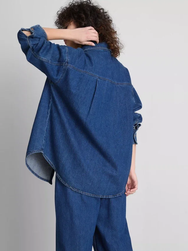 Locker sitzendes Baumwoll-Denim-Hemd mit Knopfleiste Locker sitzendes Baumwoll-Denim-Hemd mit Knopfleiste