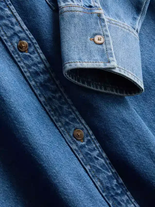 Locker sitzendes Baumwoll-Denim-Hemd mit Knopfleiste Locker sitzendes Baumwoll-Denim-Hemd mit Knopfleiste