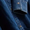 Locker sitzendes Baumwoll-Denim-Hemd mit Knopfleiste Locker sitzendes Baumwoll-Denim-Hemd mit Knopfleiste