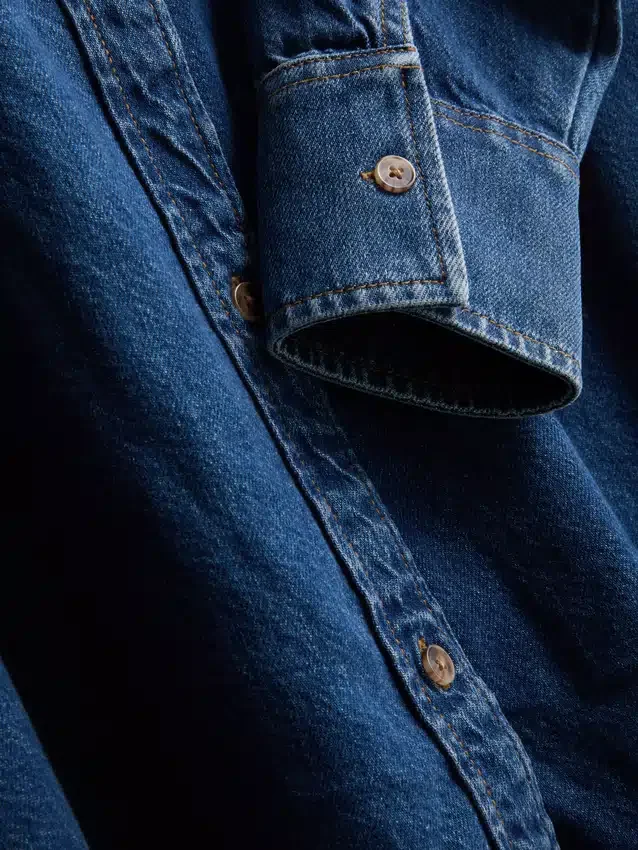 Locker sitzendes Baumwoll-Denim-Hemd mit Knopfleiste Locker sitzendes Baumwoll-Denim-Hemd mit Knopfleiste