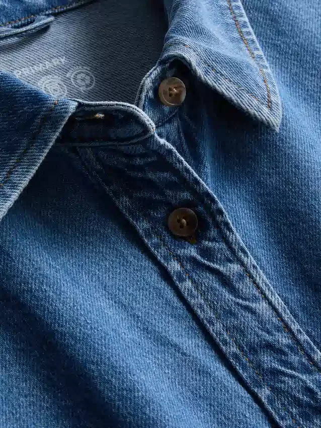 Locker sitzendes Baumwoll-Denim-Hemd mit Knopfleiste Locker sitzendes Baumwoll-Denim-Hemd mit Knopfleiste