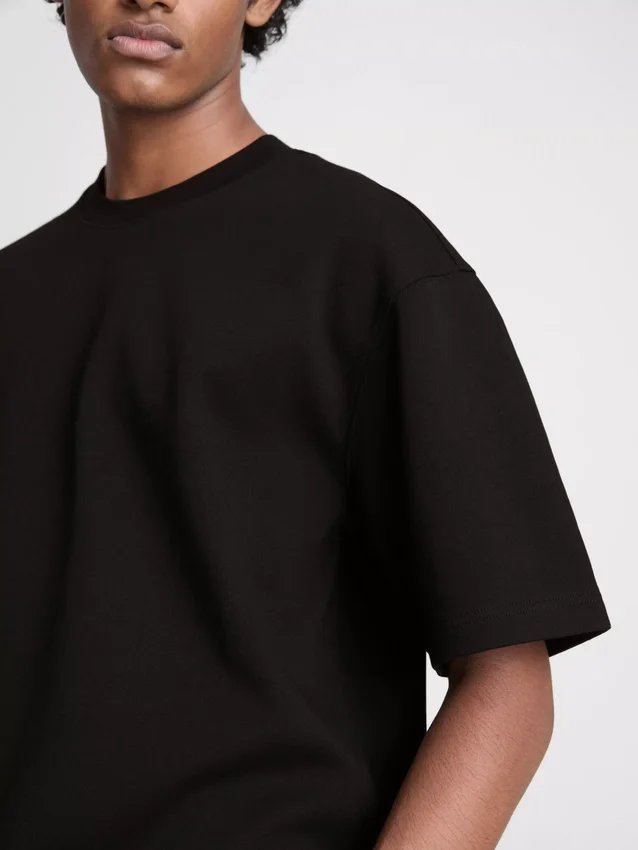 Locker sitzendes Kurzarm-T-Shirt Locker sitzendes Kurzarm-T-Shirt