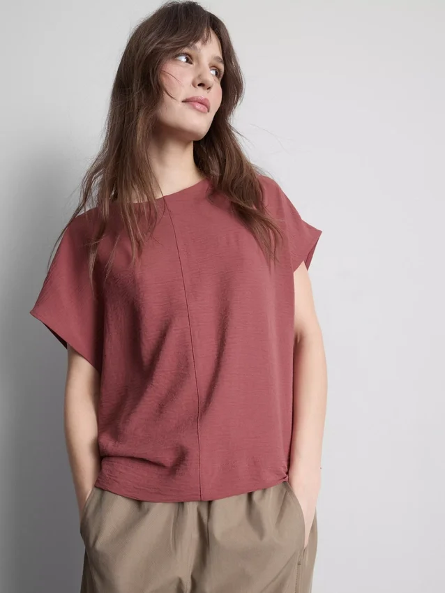 Locker sitzendes T-Shirt mit Rundhalsausschnitt und guter Luftzirkulation Locker sitzendes T-Shirt mit Rundhalsausschnitt und guter Luftzirkulation