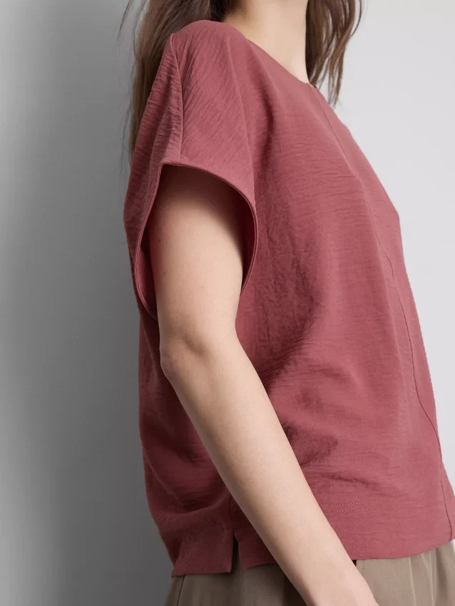 Locker sitzendes T-Shirt mit Rundhalsausschnitt und guter Luftzirkulation Locker sitzendes T-Shirt mit Rundhalsausschnitt und guter Luftzirkulation
